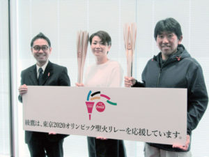助川公太氏(左・日本コカ・コーラ)と聖火ランナーに選ばれた2人