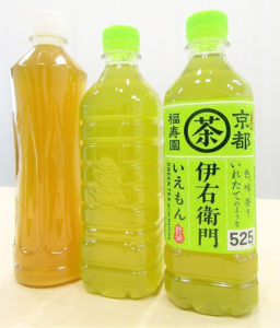 中味を見直し、現行の茶色の水色(すいしょく)から鮮やかな緑色の水色に進化させた「伊右衛門」本体(緑茶)。左が現行の525mlで、中央がラベルを剥がした新「伊右衛門」の525ml。(サントリー食品インターナショナル)