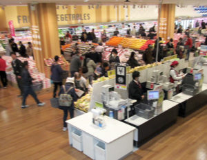 食品スーパーは巣ごもり需要が増加。