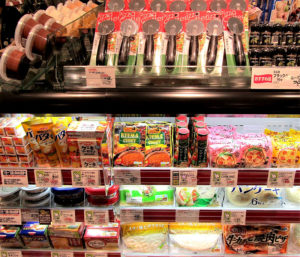 ピザの関連商品をまとめた売場。器具も陳列して“料理の楽しさ”も訴求(マルエツ横浜最戸店)