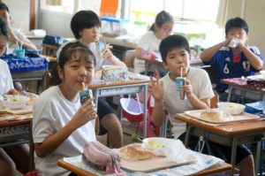 “湘南ゴールド”を楽しむ児童たち
