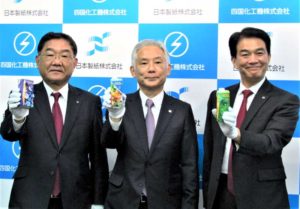 日本製紙の野沢徹社長㊥と大林保仁常務㊨、四国化工機の植田滋社長CEO