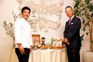 米澤文雄シェフ㊧(The Burn)と嶋裕之部長(大塚食品)