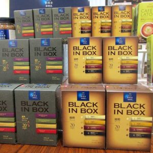「ブラックインボックス」から「産地ブレンドアソート」(左)と「焙煎アソート」(マキシム)