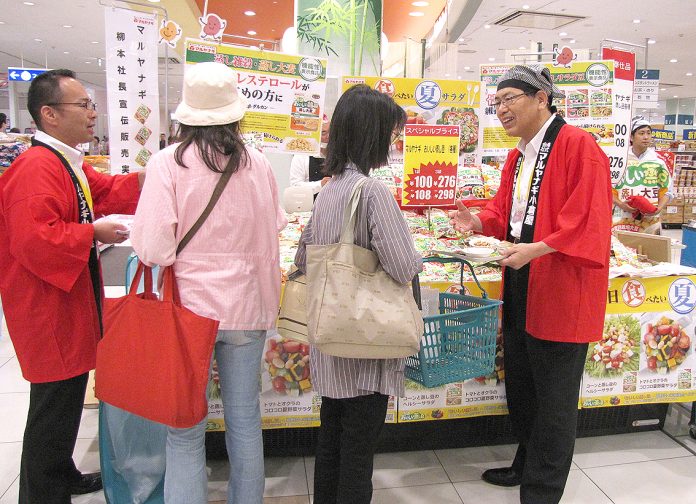 試食販売を行う小倉屋柳本・柳本社長右端