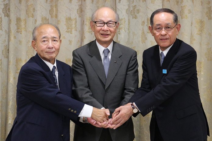 調印式を終えた３社首脳（左から倉島乳業・倉島敬毅社長、国分Ｇ本社國分勘兵衛会長兼社長、ヤシマ浦上忠社長）