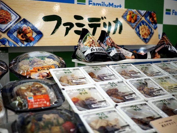 冷蔵オープンケース惣菜の新PB「ファミマデリカ」を導入