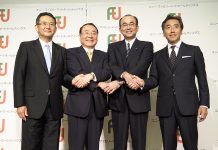 CVS版 ユニー・ファミマHD発足 上田社長、CVS飽和論を一蹴 ユニー・ファミマHD 上田準二会長(写真左から2人目)