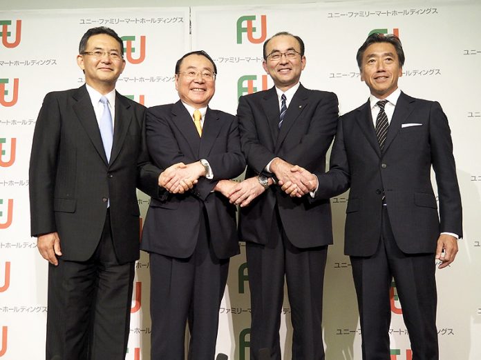 ユニー・ファミマＨＤ 上田準二会長（写真左から２人目）