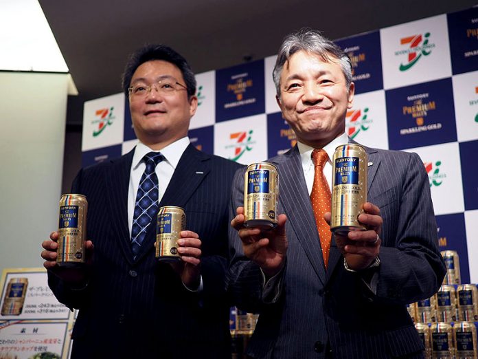 セブン-イレブン・ジャパン取締役執行役員商品本部長 石橋誠一郎氏（写真右）／サントリービール常務取締役 岡賀根雄氏（写真左）