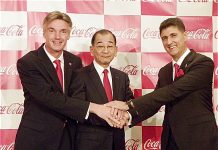 「コカ・コーラボトラーズジャパン」誕生 (左から)ブレットCCJC社長、吉松CCW社長、ドラガンCC EJ社長