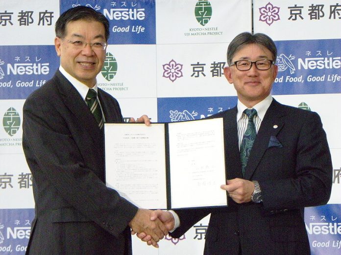 京都府・ネスレ日本連携協定発表会／高岡浩三社長兼ＣＥＯ（右）と山田啓二京都府知事（左）