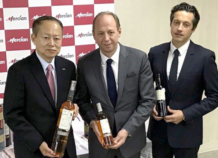（左から）横山清社長、アドヴィニ社のアントワン・ルッカ社長、ドメーヌ社のリオネル・ラヴァイユ社長