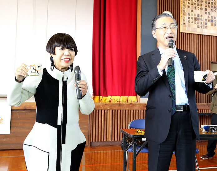 味の素ゼネラルフーヅ 品田英明社長（右）とファッションデザイナー コシノジュンコさん