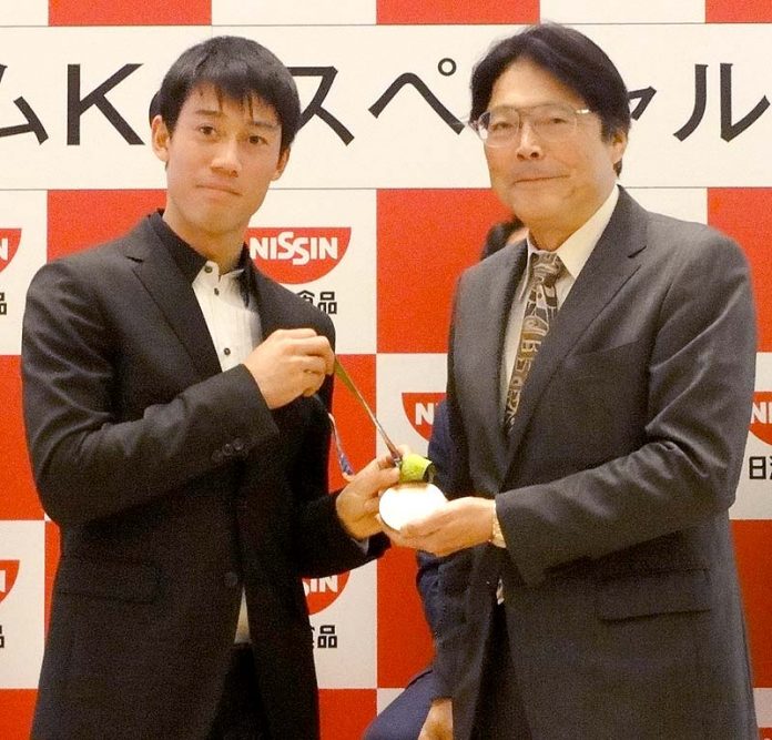 錦織圭選手（左）と筒井之隆 日清食品カップヌードルミュージアム館長（右）