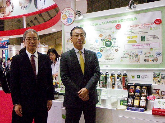 容器コーナー前にて品田英明社長（右）と坂口宗品質保証・環境部長
