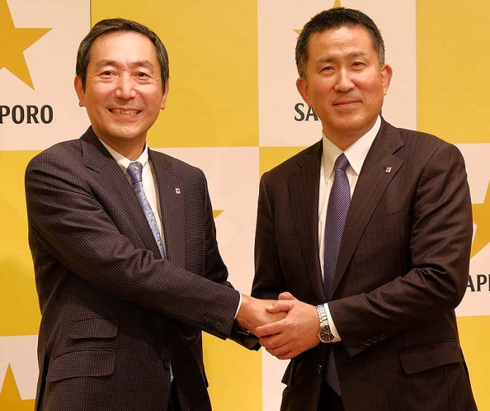 サッポロビール尾賀真城現社長=写真左=と髙島英也次期社長=同右=