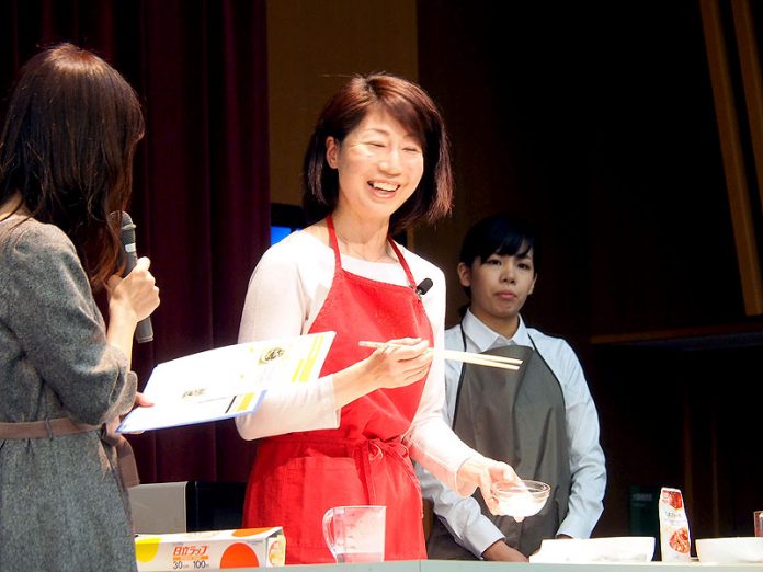 管理栄養士 こばたてるみ氏による実演