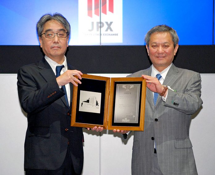 ２０日のセレモニーで宮本雅弘社長㊧
