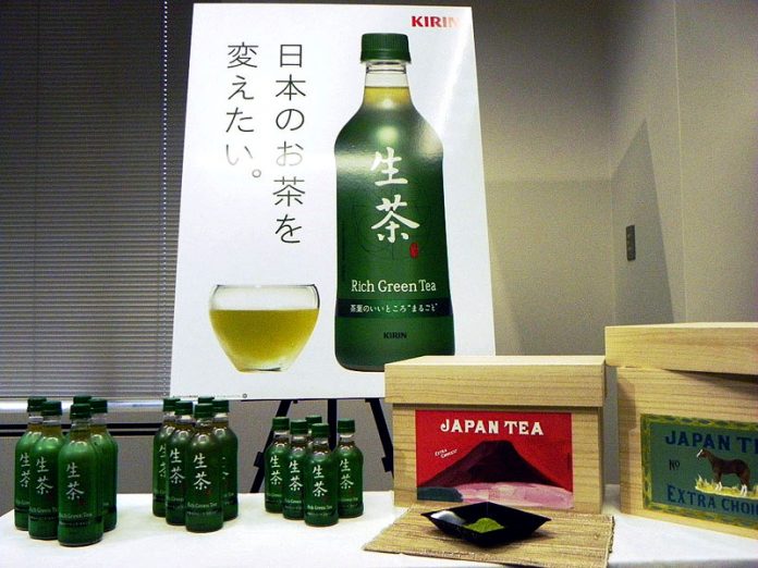 「生茶」。伝統的な茶箱をプレゼント仕立てに=写真㊨=