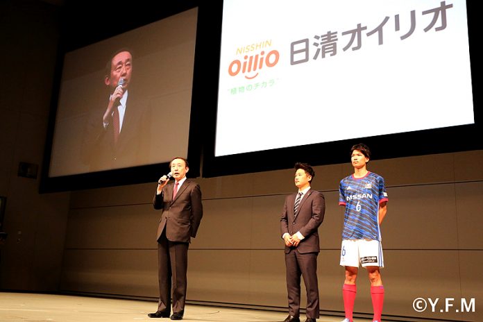 マリノス新体制発表会の模様（挨拶する小林新・日清オイリオグループ取締役常務執行役員