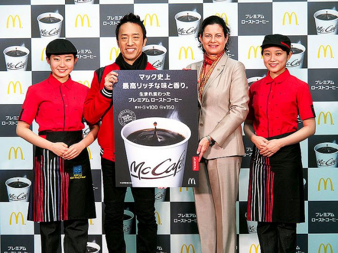 日本マクドナルド サラ・Ｌ・カサノバ社長(中央㊨)と筧利夫さん(同㊧)