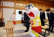 ガリガリ君 “桔梗信玄餅”アイスで表現 武田神社で成功祈願 ガリガリ君リッチ黒みつきなこもち 桔梗屋 武田神社