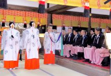 乾麺商戦スタート 市場増に期待集まる そうめんの商戦の始まりを告げる「卜定祭」(2月5日、奈良県桜井市 三輪明神・大神神社にて)