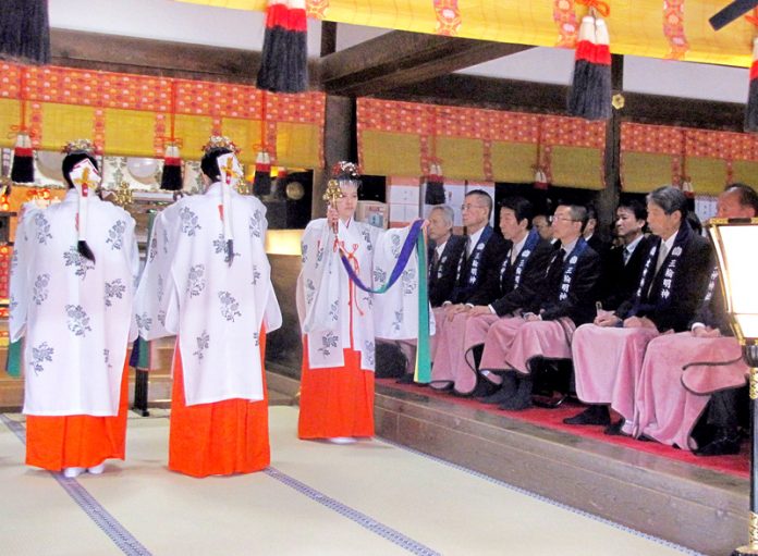 そうめんの商戦の始まりを告げる「卜定祭」（２月５日、奈良県桜井市　三輪明神・大神神社にて）