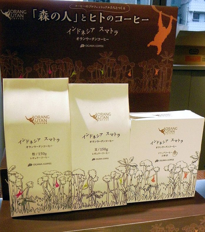 小川珈琲が新発売する“森の人”とヒトとのレギュラーコーヒー「インドネシアスマトラオランウータンコーヒー」。粉・豆・ドリップコーヒーの3SKUを並べると絵柄がつながるパッケージで雑貨店での露出も狙う