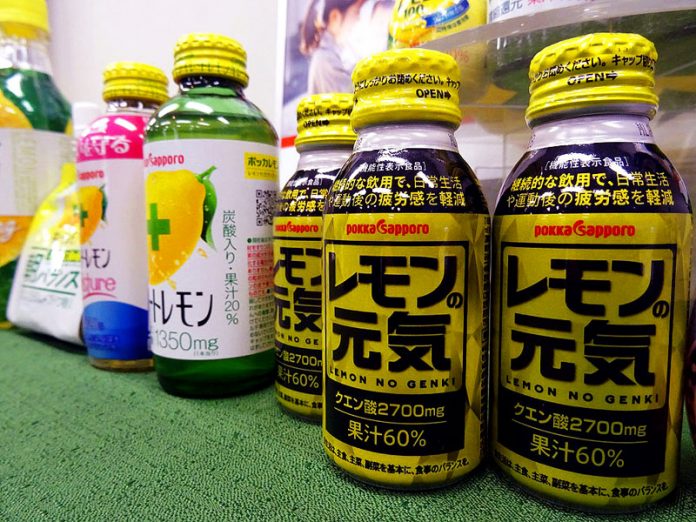 手前の「レモンの元気」は、レモン２個分のクエン酸2千700mgなどを含み、継続的な飲用で日常生活や運動後の疲労感を軽減する飲料の機能性表示食品