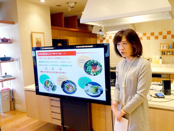 「朝ベジ習慣」を解説する、くどうみやこさん