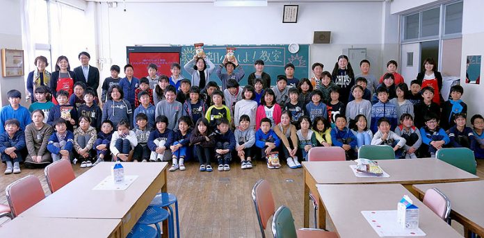 東京足立区立平野小学校「朝ハロしよ！プロジェクト」フルグラチョコクランチ＆バナナ カルビー