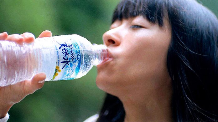 水源別訴求の象徴となる宇多田ヒカルを起用した「サントリー南アルプスの天然水」のCM