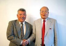 加州産ドライフィッグ おいしさと健康性に注目 降水に恵まれ豊作期待 バレー・フィッグ・グロワーズ社 ゲイリー・ジュウ社長㊧とタント 田川和雄社長