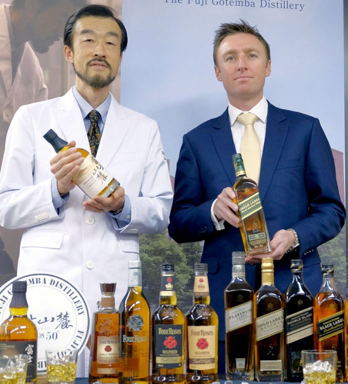 キリン・ディアジオ社 ダニエル・ハミルトン取締役㊨と田中城太ブレンダー