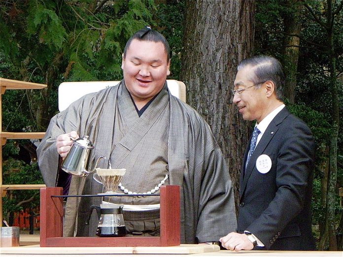 白鵬（左）と品田社長 神山（こうやま）湧水珈琲ドリップ体験