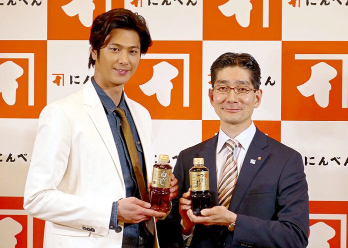高津克幸社長㊨と速水もこみちさん(にんべんアンバサダー)