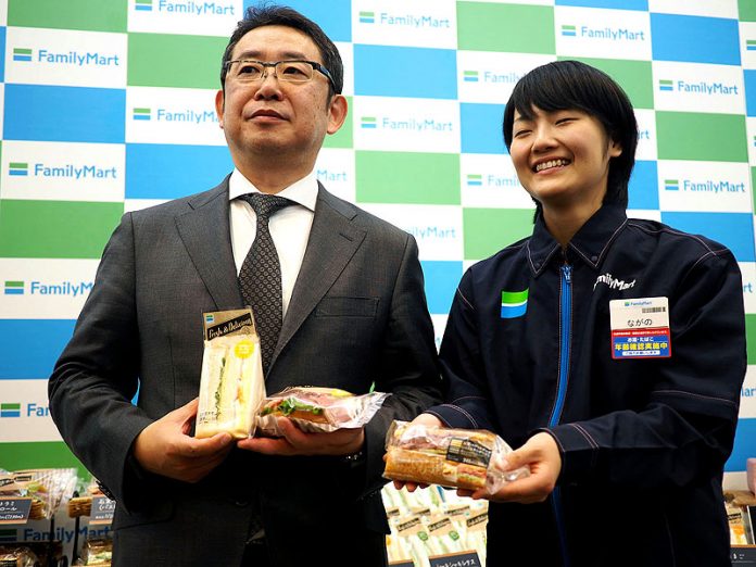 新しくなったサンドイッチを紹介する佐藤英成商品本部長㊧