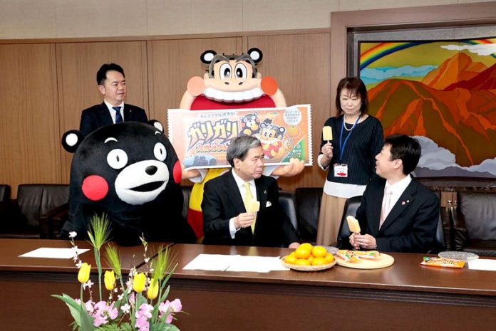 ガリガリ君熊本県庁表敬訪問 ― 蒲島郁夫県知事(写真中央)と赤城乳業 井上創太社長、ガリガリ君、くまもん