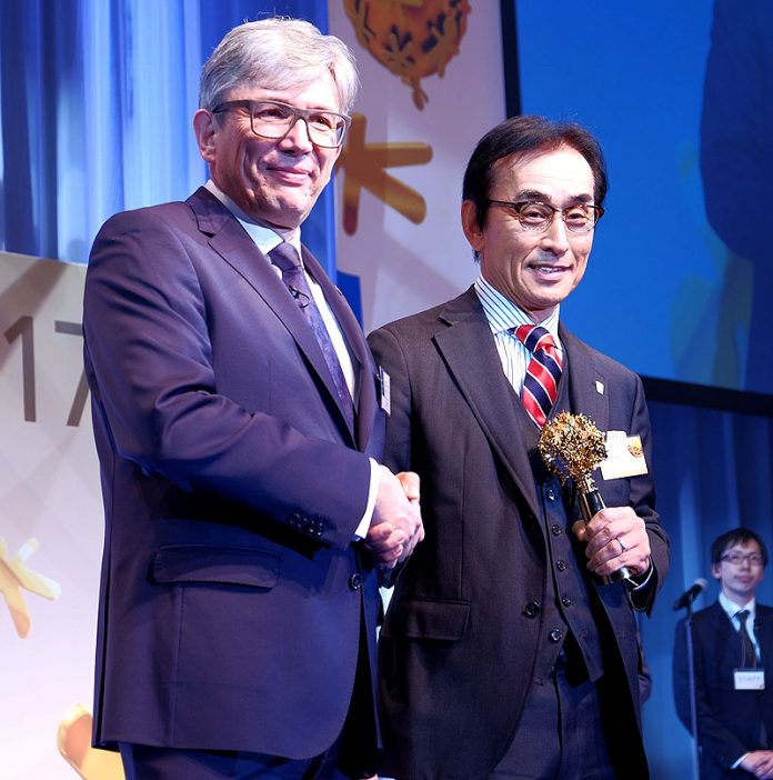 ランスタッド社のカイエタン・スローニナ会長（左）と上村成彦ＣＨＯ執行役員（ランスタッドアワード２０１７）