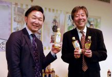ポッカサッポロ、国産素材無糖茶戦略を加速 ポッカサッポロフード&ビバレッジ 神哲文氏㊨と鶴谷哲司飲料ブランド戦略部総合飲料グループマネージャー