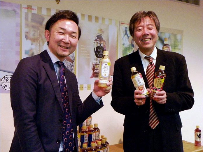 ポッカサッポロフード＆ビバレッジ 神哲文氏㊨と鶴谷哲司飲料ブランド戦略部総合飲料グループマネージャー