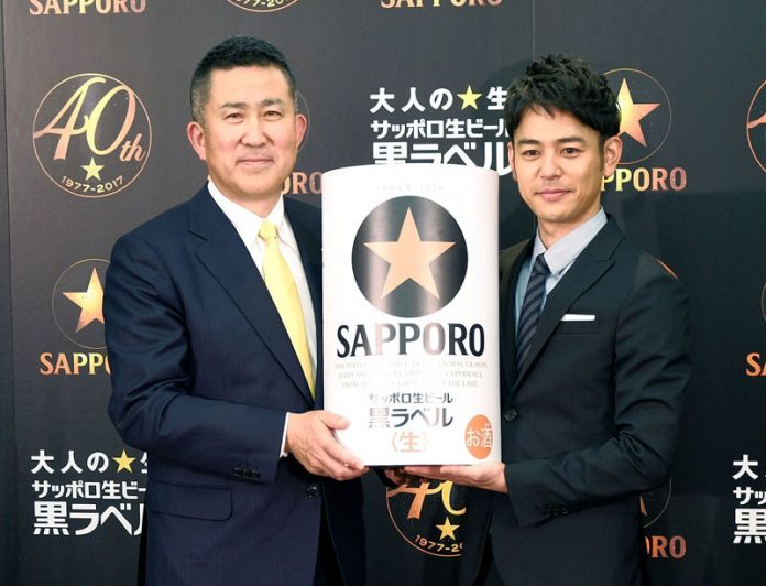 髙島英也社長（サッポロビール）㊧と妻夫木聡さん