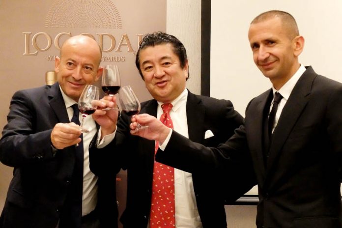 ロゴダジ社代表 ペーター・ドロサンスキー氏（右）、醸造責任者のムラッド・オウダ氏（左）、毛利信作 三菱食品常務執行役員酒類事業本部長（中）