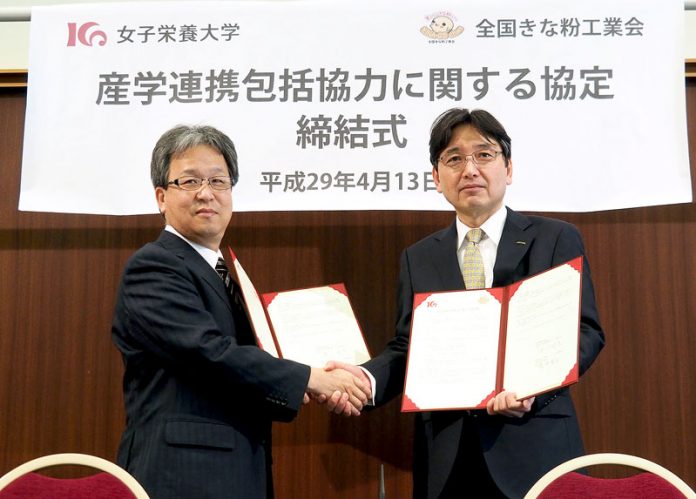 協定書に署名した武内秀行会長（全国きな粉工業会）㊨と香川明夫学長（女子栄養大学）