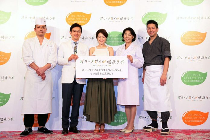 横山淳一院長（オリーヴァ内科クリニック）、佐藤秀美教授（日本獣医生命科学大学）、筧美和子さん（タレント）、村田明彦氏（「鈴なり」店主）、近藤康浩氏（「さぬきや」店主）ら－オリーブオイル健康ラボ