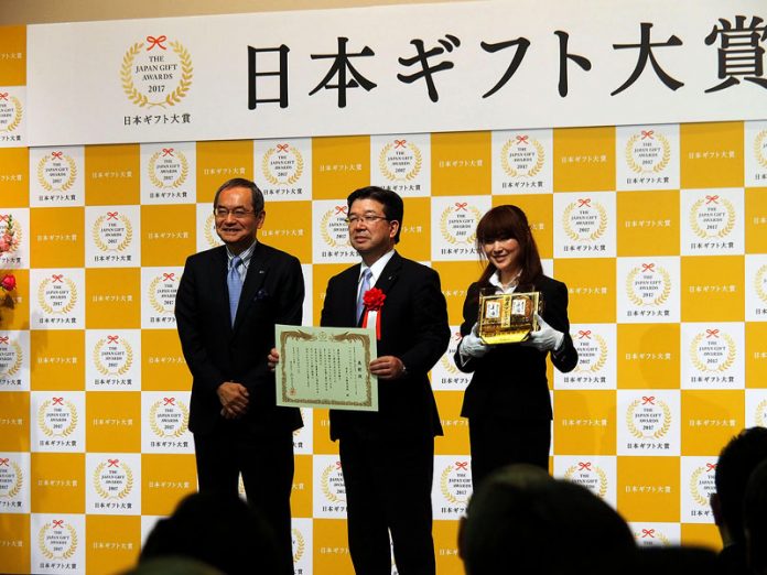 授賞式に出席した末澤壽一社長（日本ハム）（中央）