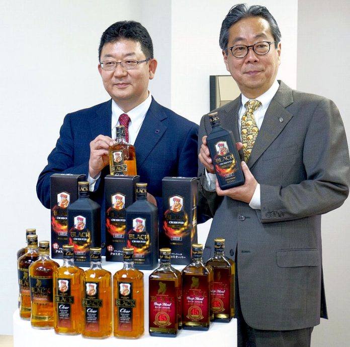 アサヒビール・笹原俊一マーケティング第３部長㊧とニッカウヰスキー・佐久間正取締役ブレンダー室長
