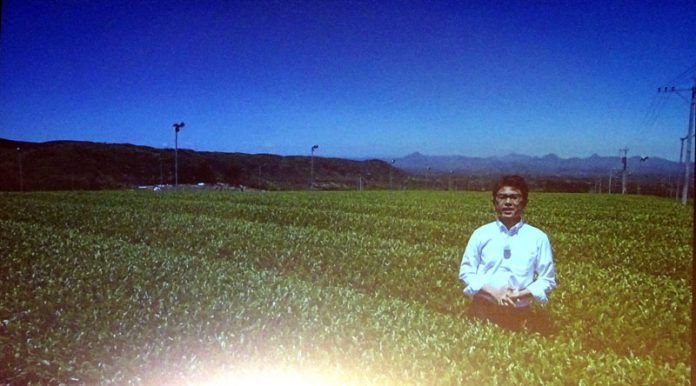 茶畑の様子をライブで伝える安田哲也氏（伊藤園）